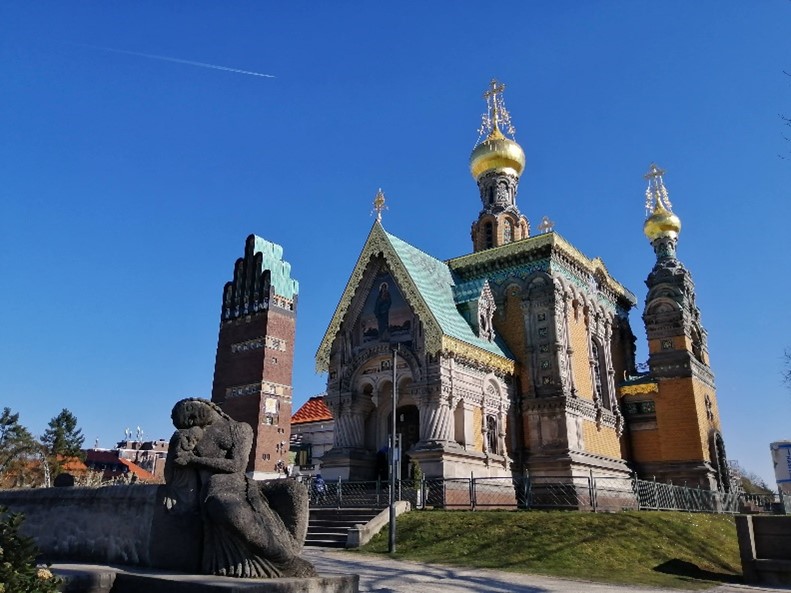 結婚式の塔とロシア正教会